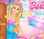 Barbie Ablasının Odasını Karıştırıyor