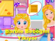 Barbie Bebeğini Yıkıyor