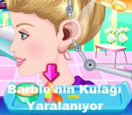 Barbie'nin Kulağı Yaralanıyor